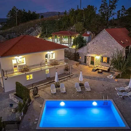 Hacienda Sylvia - Secluded 4-bedroom With 45sqm Heated Pool Studenci