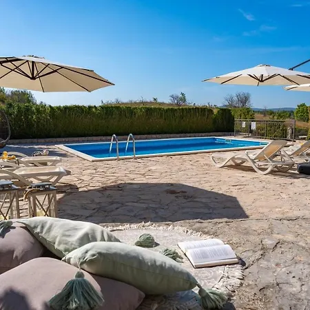 Villa Hacienda Sylvia - Secluded 4-bedroom With 45sqm Heated Pool *