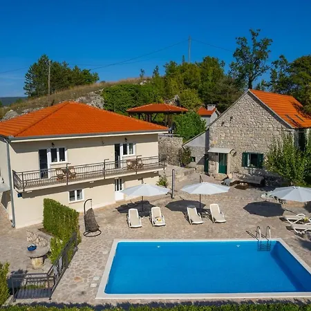 Hacienda Sylvia - Secluded 4-bedroom With 45sqm Heated Pool * Studenci