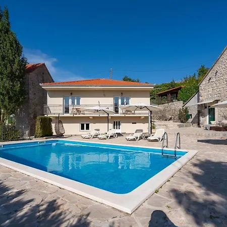 Villa Hacienda Sylvia - Secluded 4-bedroom With 45sqm Heated Pool Studenci