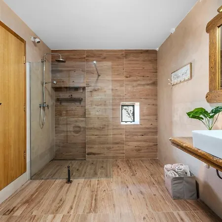 Hacienda Sylvia - Secluded 4-bedroom With 45sqm Heated Pool