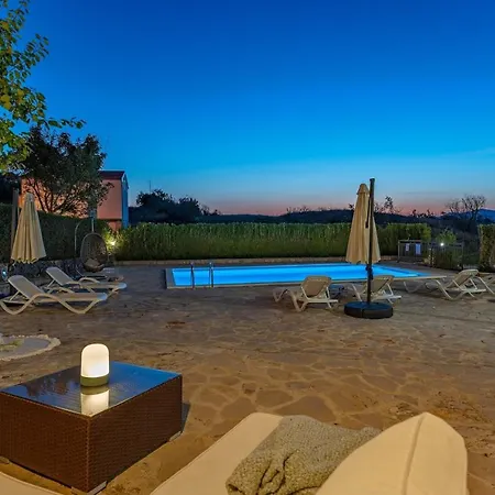 Villa Hacienda Sylvia - Secluded 4-bedroom With 45sqm Heated Pool Studenci