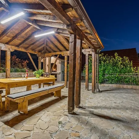 Villa Hacienda Sylvia - Secluded 4-bedroom With 45sqm Heated Pool Studenci