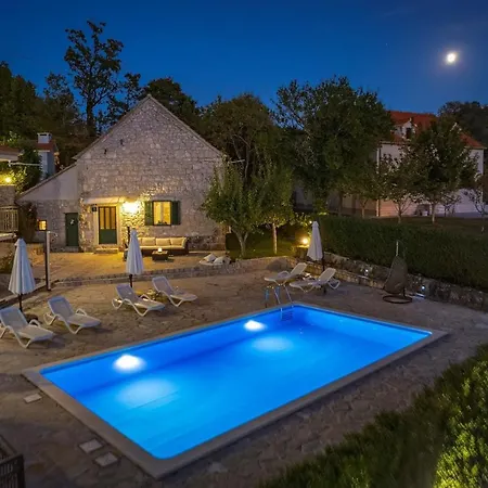 Hacienda Sylvia - Secluded 4-bedroom With 45sqm Heated Pool * Studenci