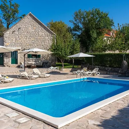 Hacienda Sylvia - Secluded 4-bedroom With 45sqm Heated Pool