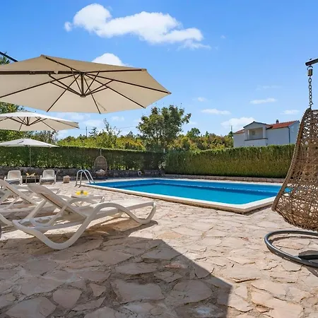 Hacienda Sylvia - Secluded 4-bedroom With 45sqm Heated Pool * Studenci