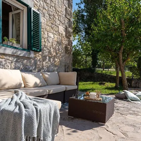 Hacienda Sylvia - Secluded 4-bedroom With 45sqm Heated Pool Studenci