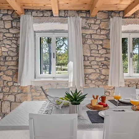 Hacienda Sylvia - Secluded 4-bedroom With 45sqm Heated Pool *