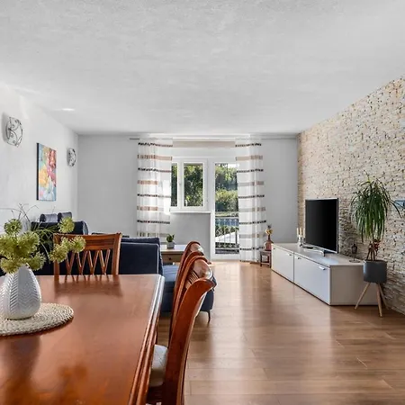 Hacienda Sylvia - Secluded 4-bedroom With 45sqm Heated Pool Studenci