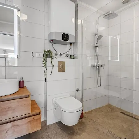 Hacienda Sylvia - Secluded 4-bedroom With 45sqm Heated Pool * Studenci