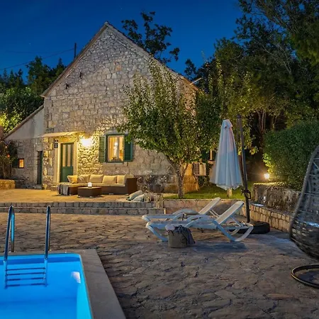 Villa Hacienda Sylvia - Secluded 4-bedroom With 45sqm Heated Pool Studenci