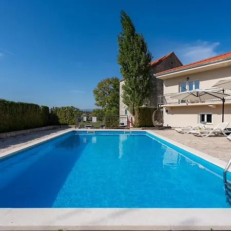 Hacienda Sylvia - Secluded 4-bedroom With 45sqm Heated Pool *