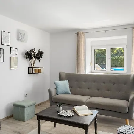 Hacienda Sylvia - Secluded 4-bedroom With 45sqm Heated Pool Studenci